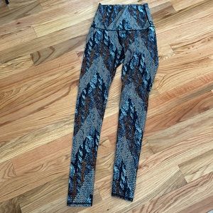 Emily HSU Design Yoga athletic leggings size small multi color design